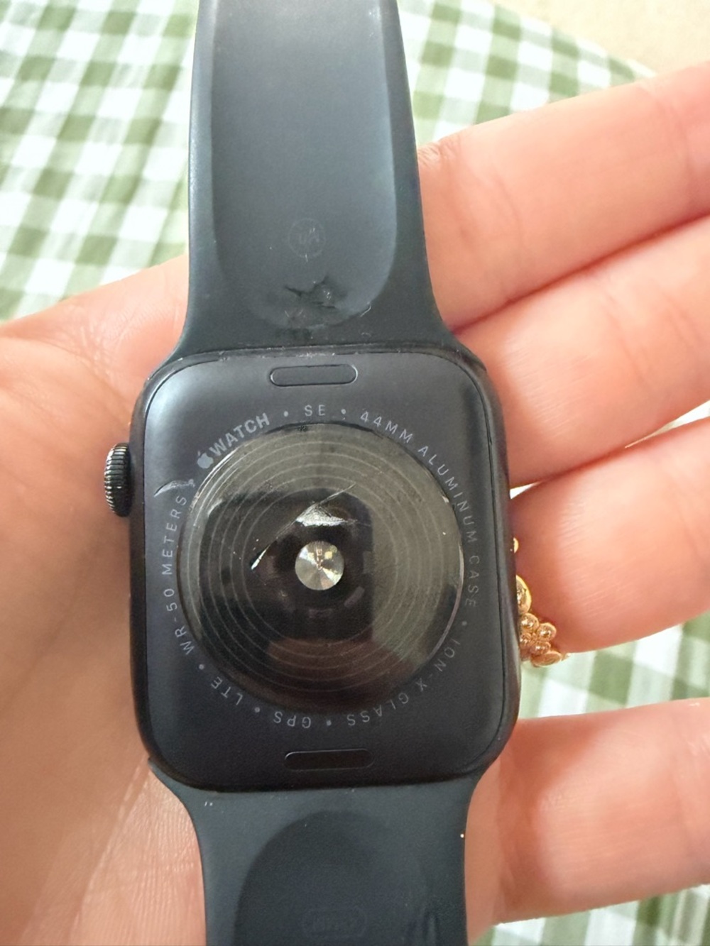 Apple Watch SE 2nd Gen 44mm Aluminum Case - Picture 6 of 7